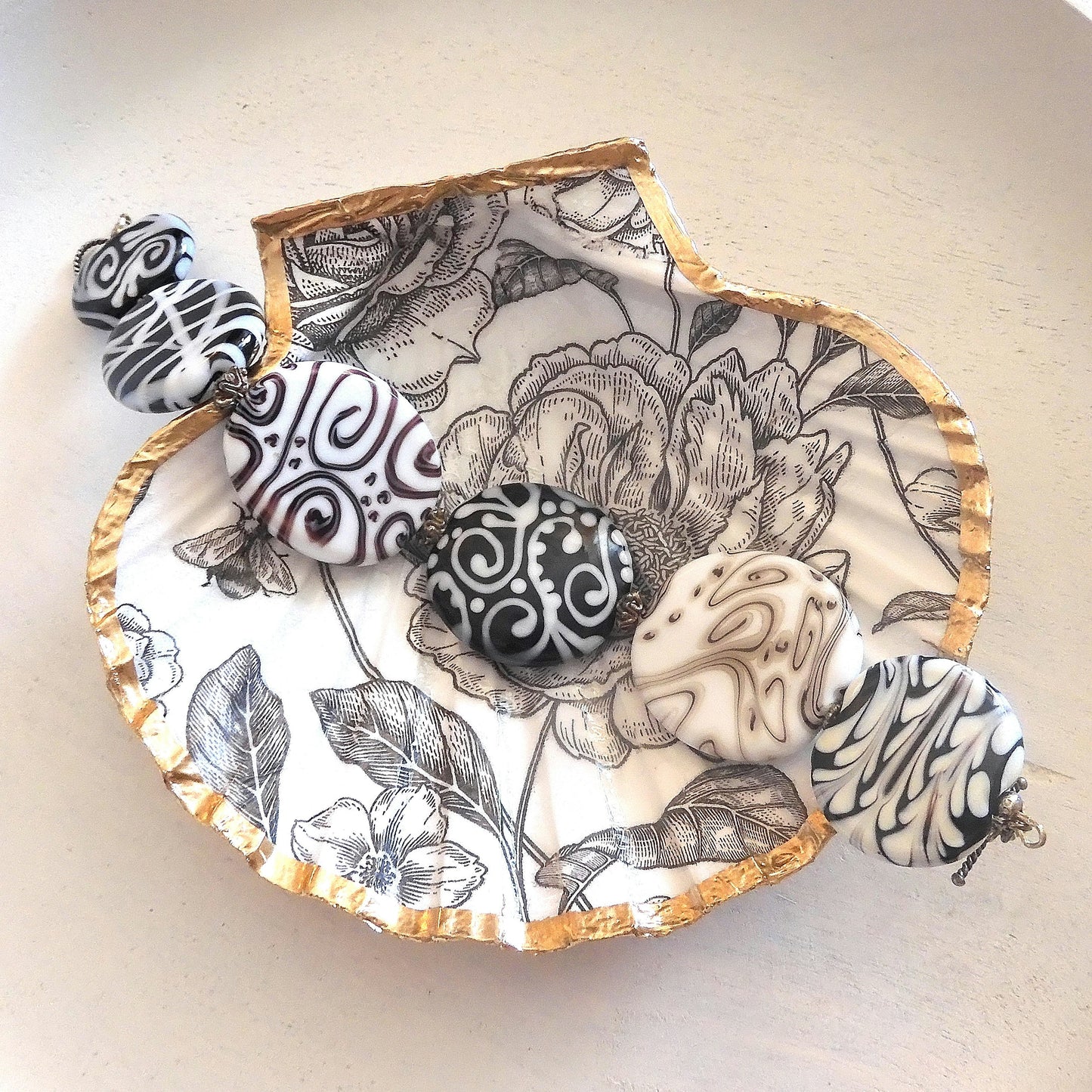 SCALLOP TRINKET DISH - 'EBONY & IVORY' ROSE