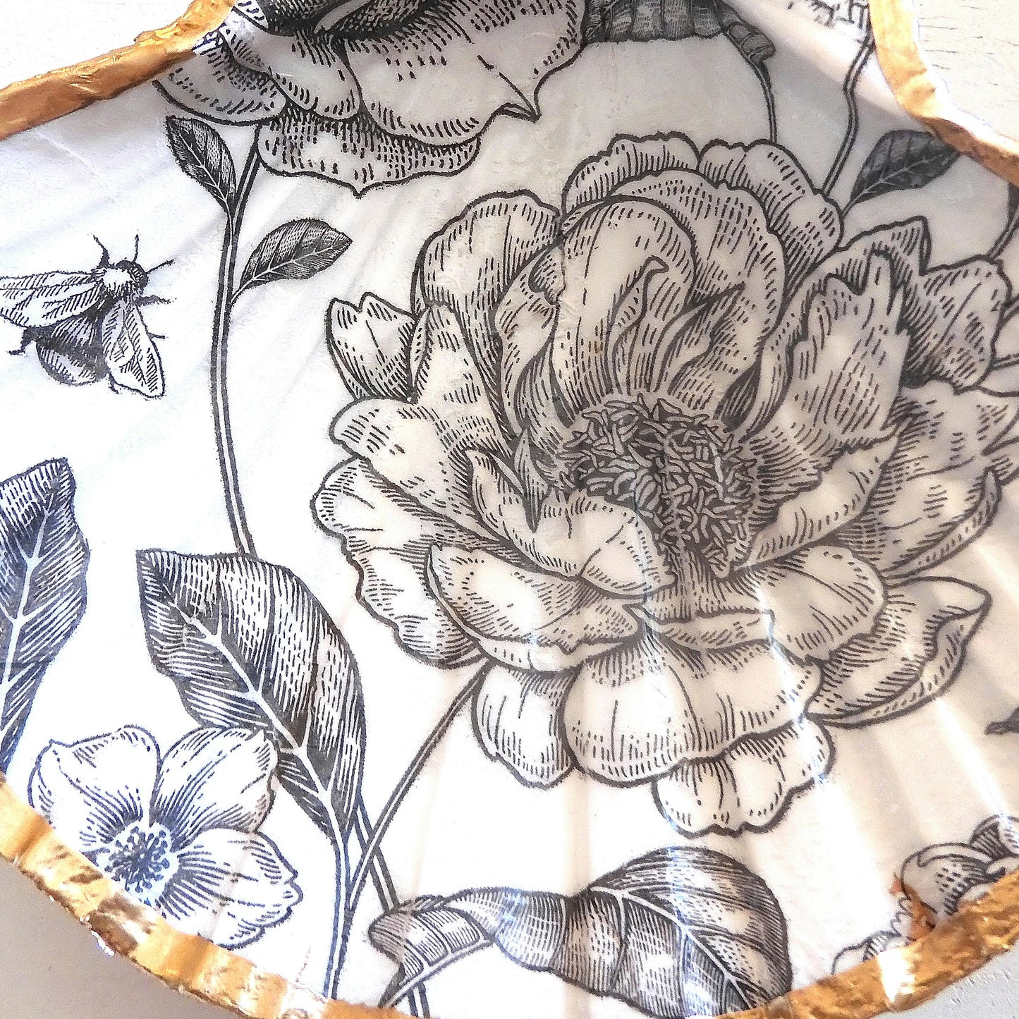 SCALLOP TRINKET DISH - 'EBONY & IVORY' ROSE