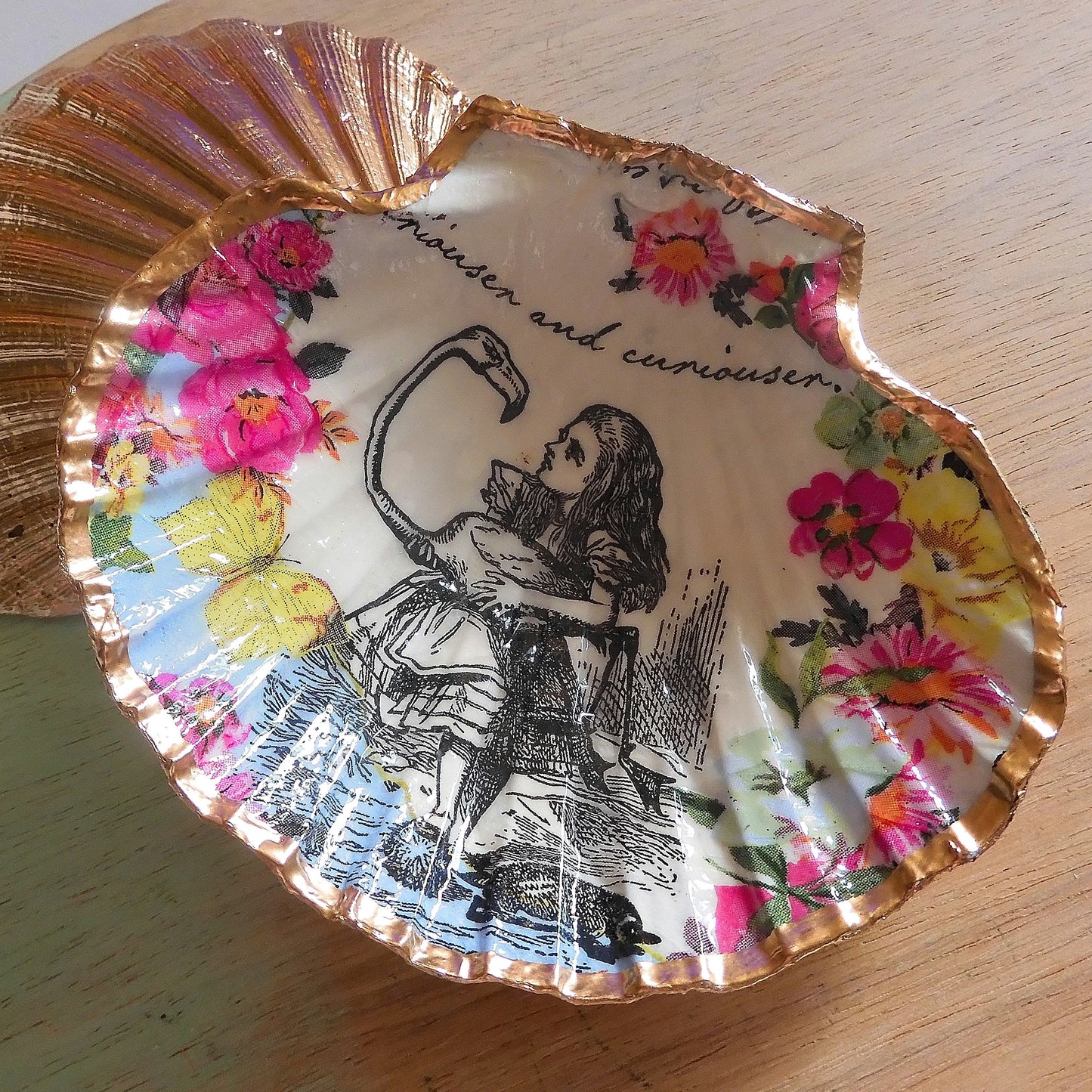 SCALLOP TRINKET DISH - 'ALICE IN WONDERLAND'