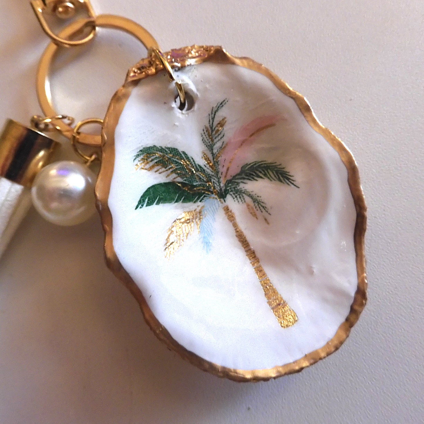 GOLD TASSEL KEYRING WITH OYSTER SHELL CHARM - PALM TREE
