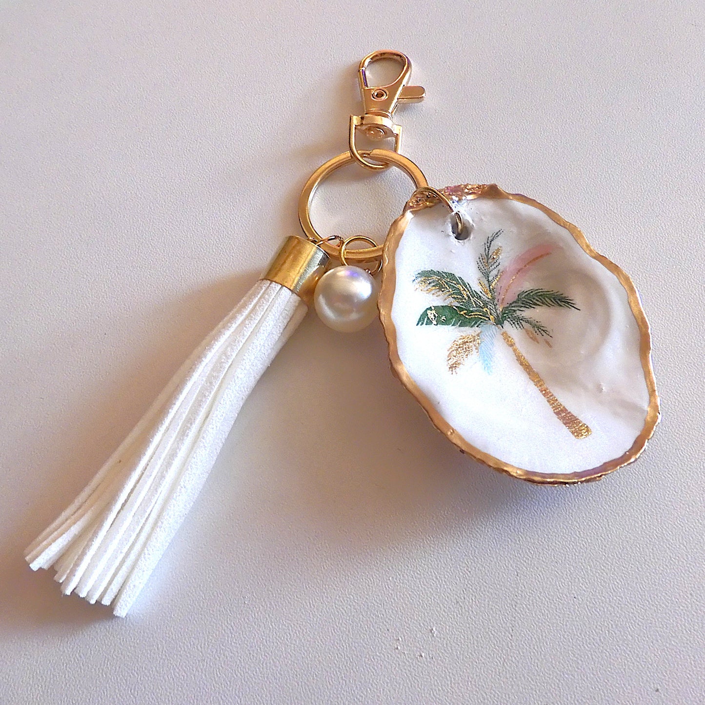 GOLD TASSEL KEYRING WITH OYSTER SHELL CHARM - PALM TREE
