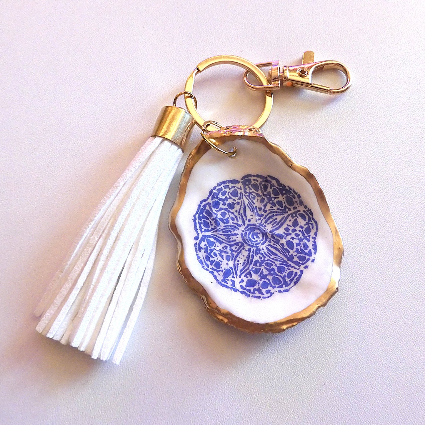 GOLD TASSEL KEYRING WITH OYSTER SHELL CHARM - Blue Sand Dollar