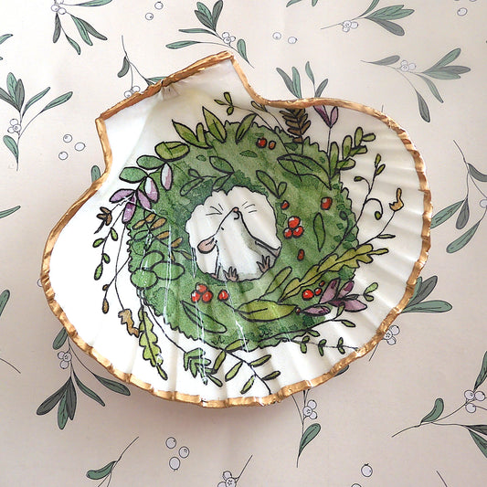 'TWAS THE NIGHT BEFORE CHRISTMAS' Scallop Shell with Mouse in Wreath