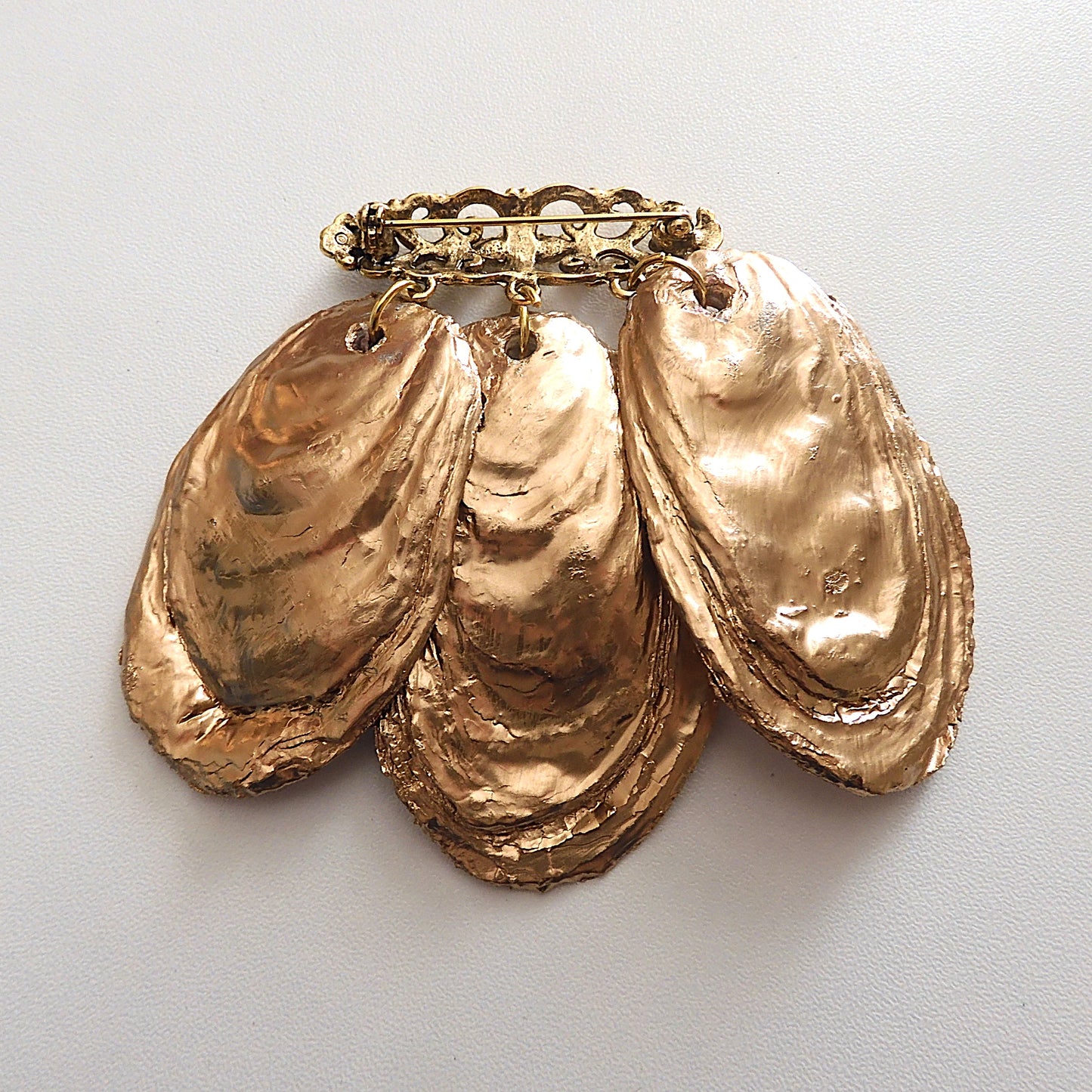 OYSTER SHELL QUIRKY PENDANT BROOCH - SHABBY CHIC