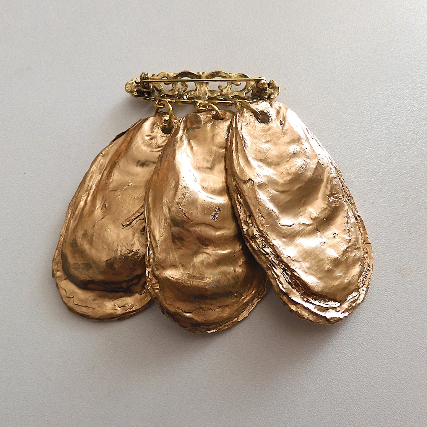 OYSTER SHELL QUIRKY PENDANT BROOCH - BLUE BAYOU