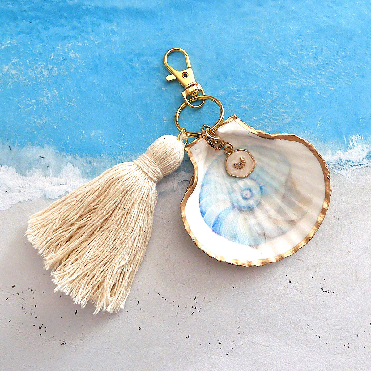 GOLD TASSEL KEYRING WITH SCALLOP SHELL CHARM - Blue Nautilus