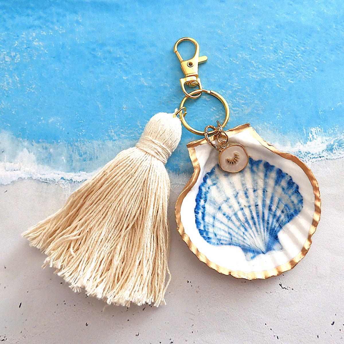 GOLD TASSEL KEYRING WITH SCALLOP SHELL CHARM - Scallop Shell