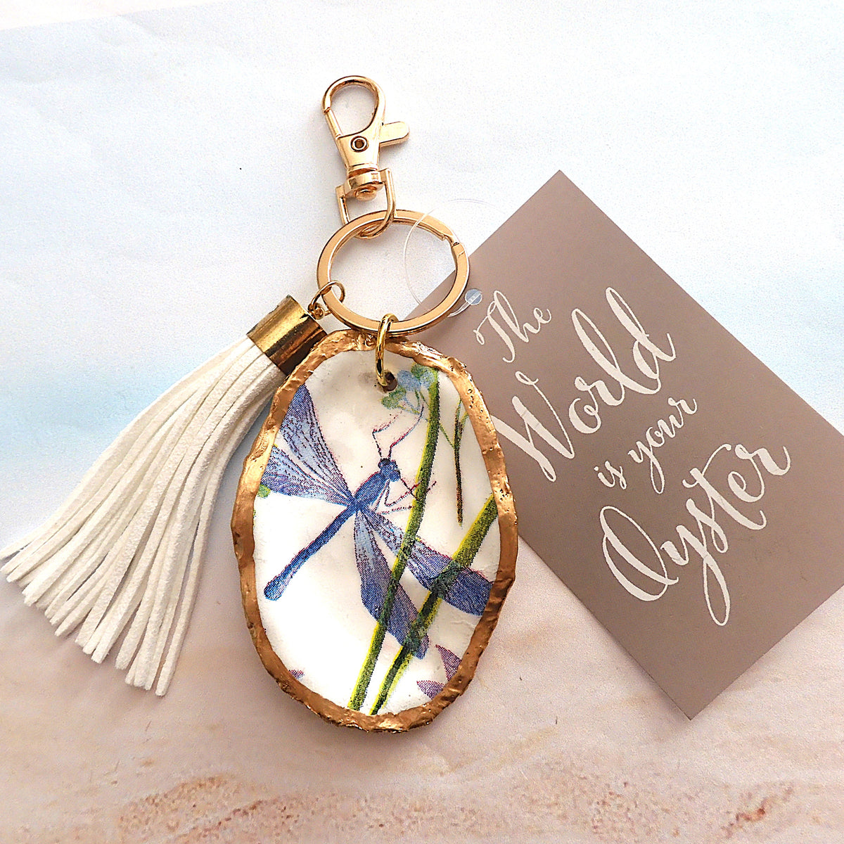GOLD TASSEL KEYRING WITH OYSTER SHELL CHARM - Dragonfly