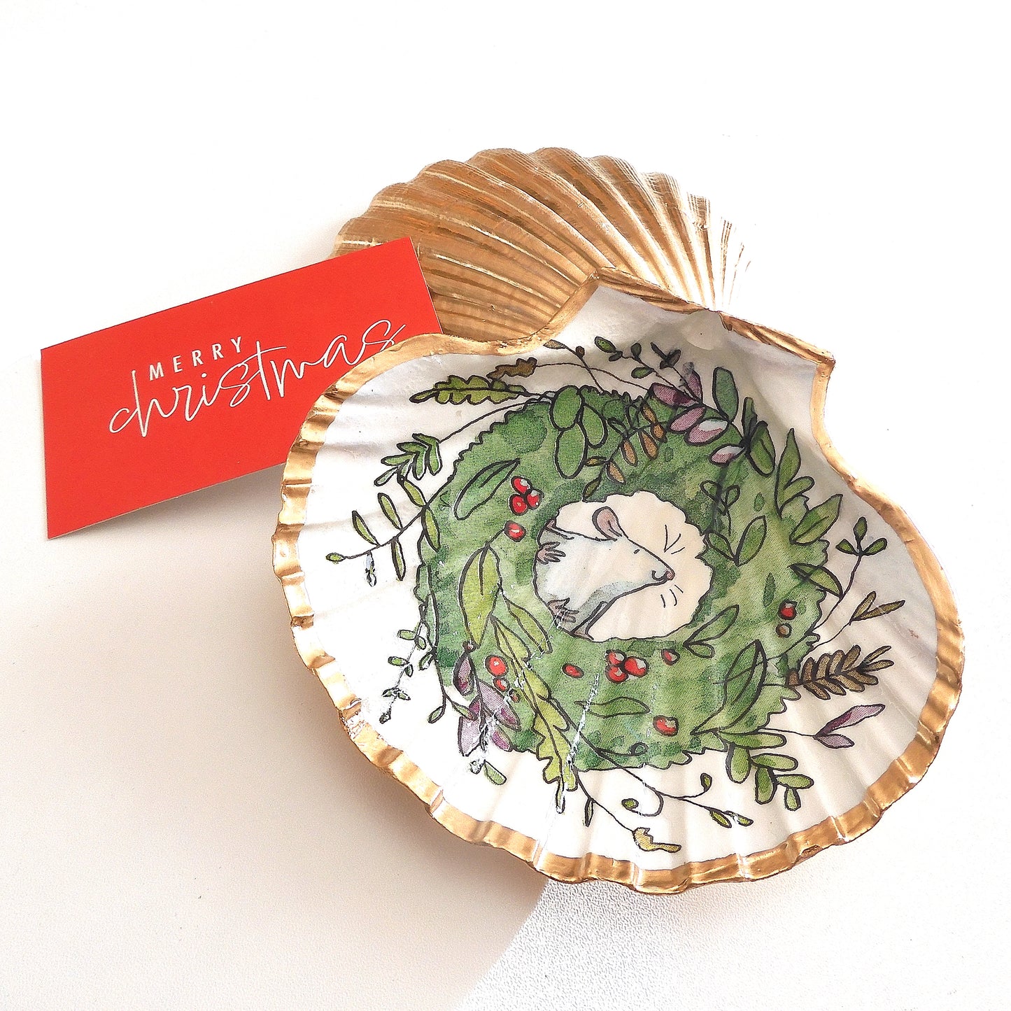 'TWAS THE NIGHT BEFORE CHRISTMAS' Scallop Shell with Mouse in Wreath