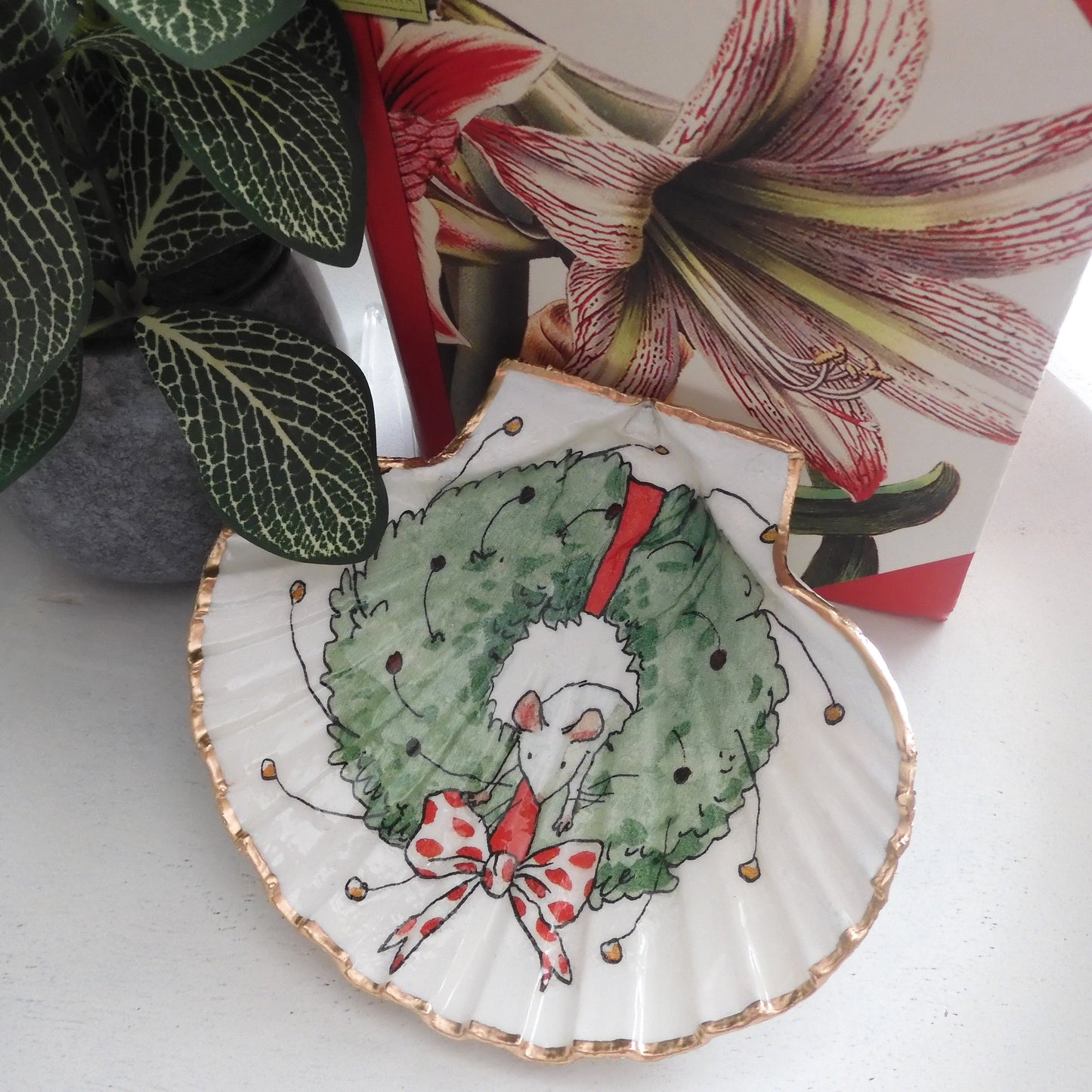 'TWAS THE NIGHT BEFORE CHRISTMAS' Scallop Shell with Mouse and Red Polka Dot Bow