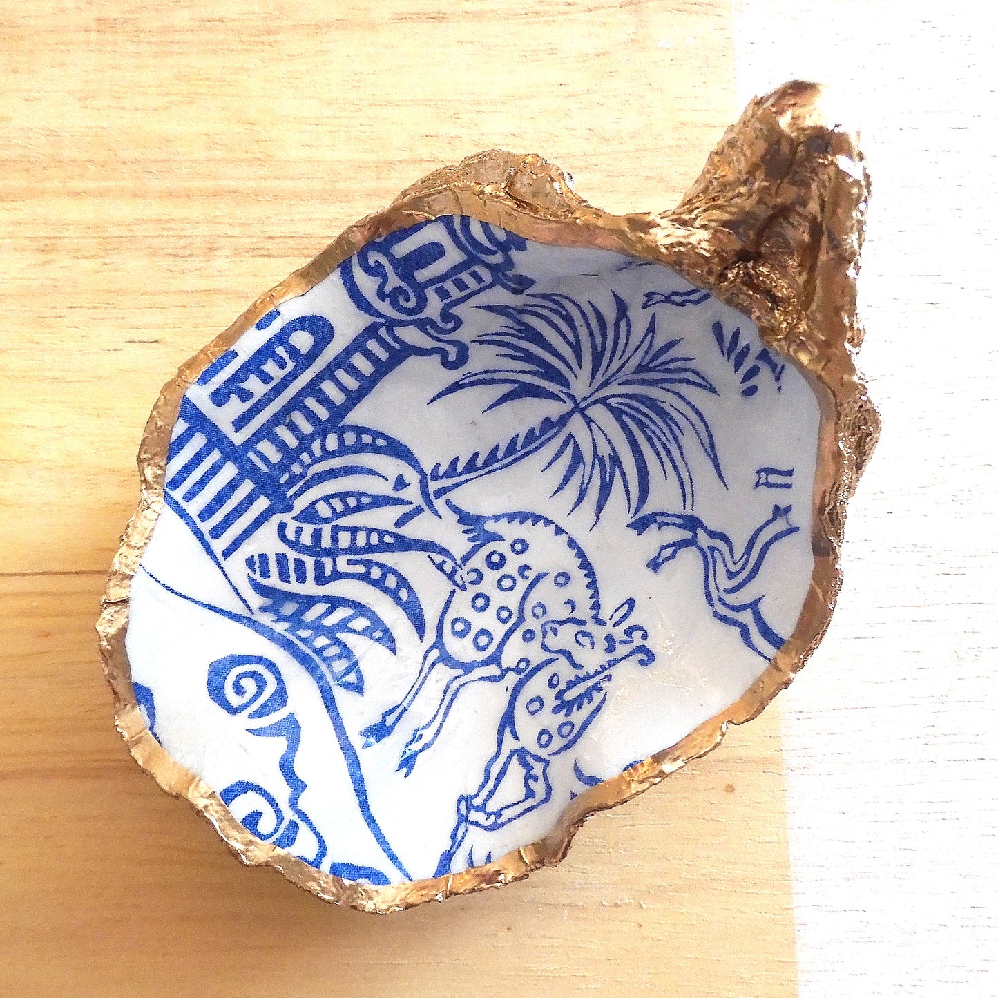 OYSTER SHELL TRINKET DISH XL - ORIENTAL BLUE & WHITE