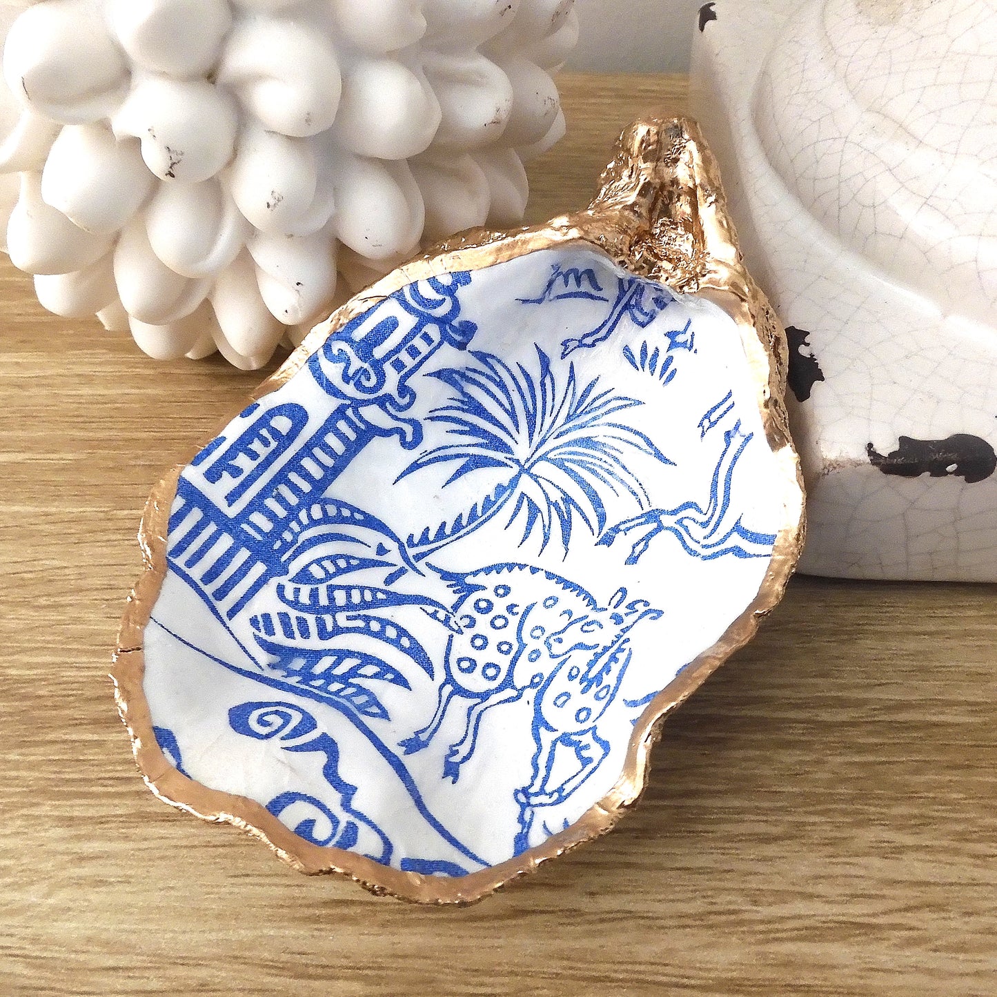 OYSTER SHELL TRINKET DISH XL - ORIENTAL BLUE & WHITE