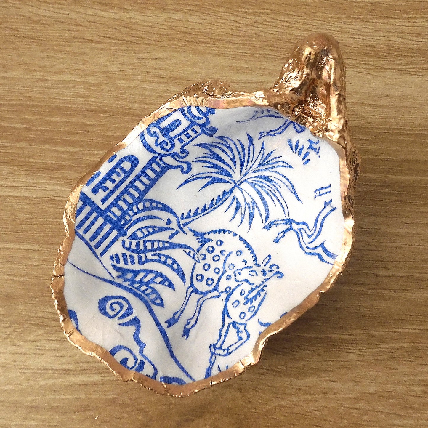 OYSTER SHELL TRINKET DISH XL - ORIENTAL BLUE & WHITE