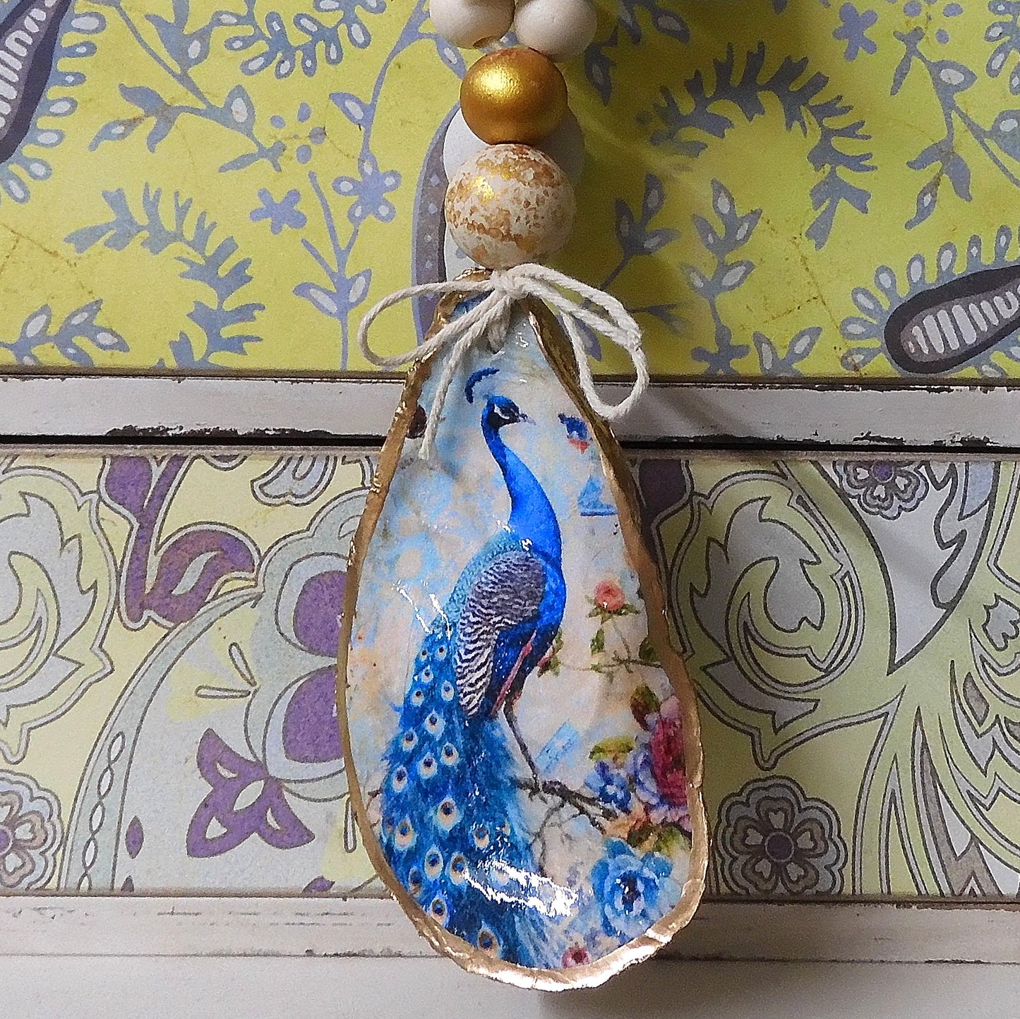 OYSTER SHELL BLESSING BEADS HANGER 12-13cm SHELL 'PEACOCK'