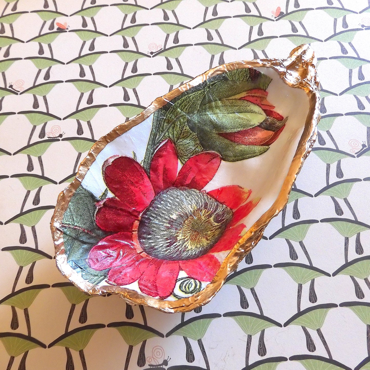 OYSTER SHELL TRINKET DISH XL - RED BLOOMS