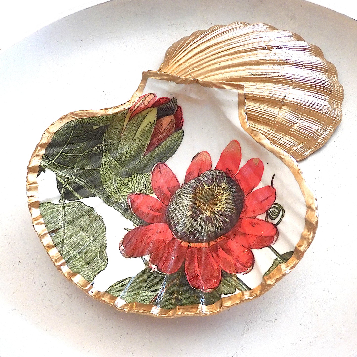 SCALLOP TRINKET DISH 'PASSION FLOWER'
