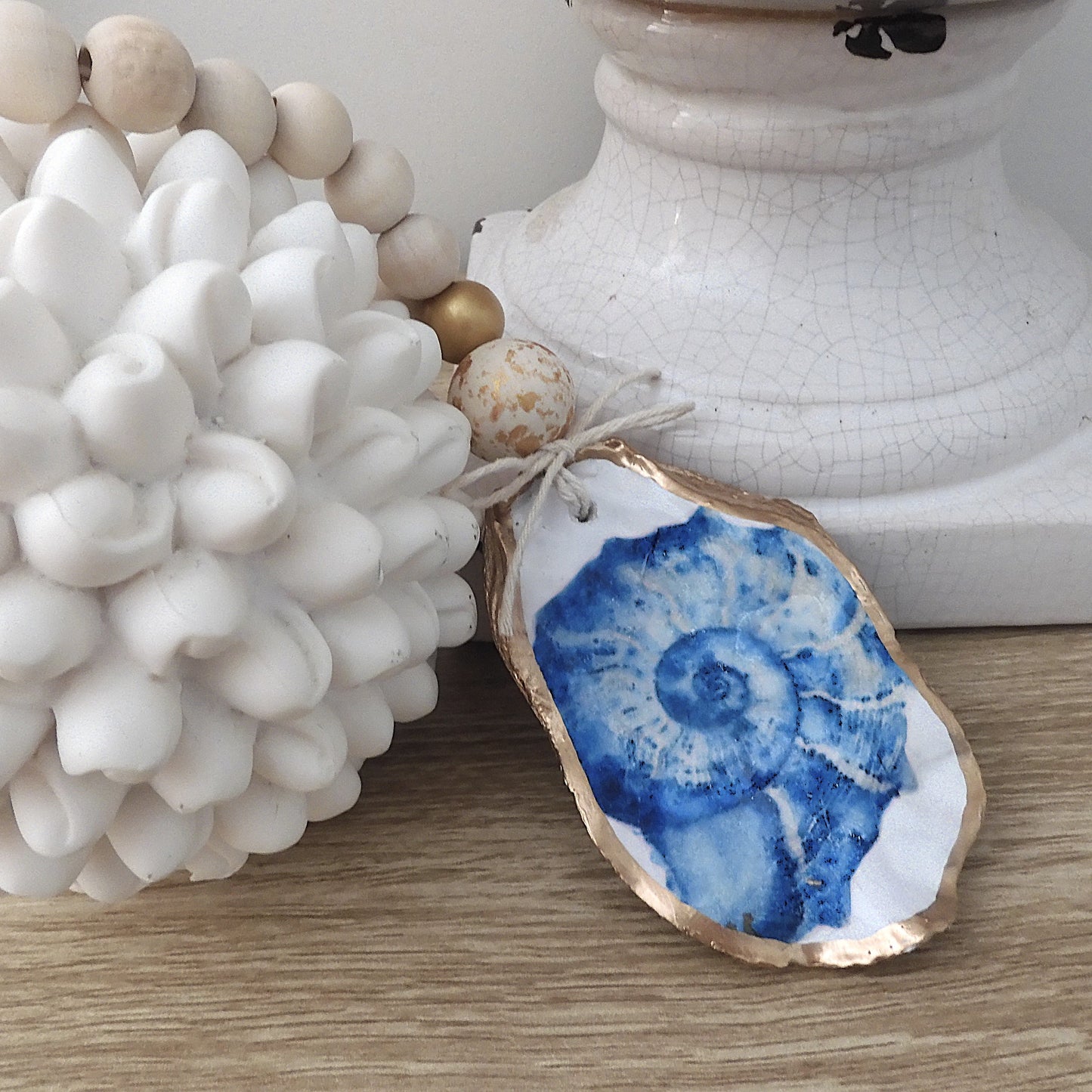 OYSTER SHELL BLESSING BEADS HANGER 12-13cm SHELL 'NAUTILUS BLUE'
