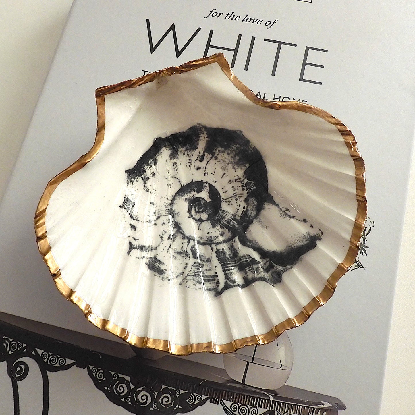SCALLOP TRINKET DISH 'NAUTILUS' BLACK AND WHITE