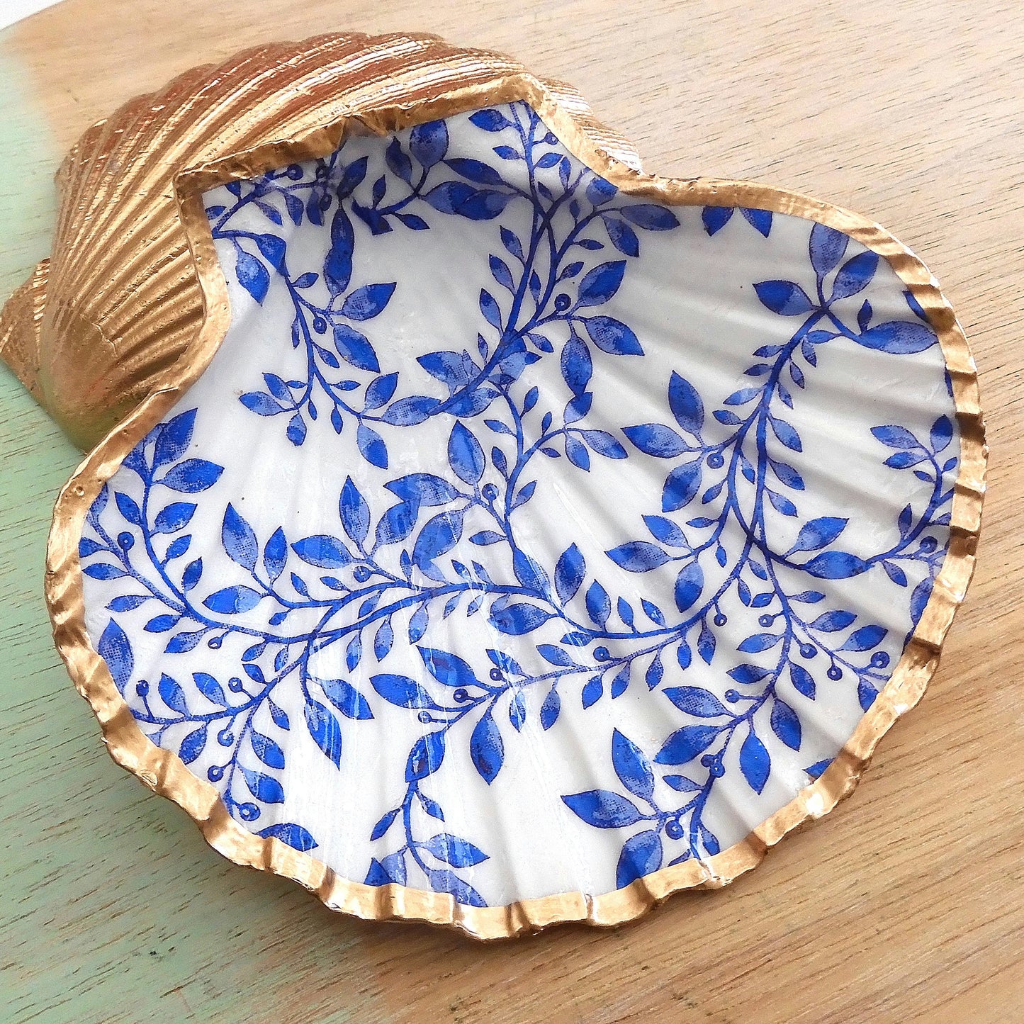 SCALLOP TRINKET DISH - 'BLUE VINE'