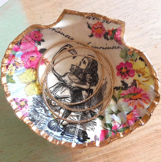 SCALLOP TRINKET DISH - 'ALICE IN WONDERLAND'