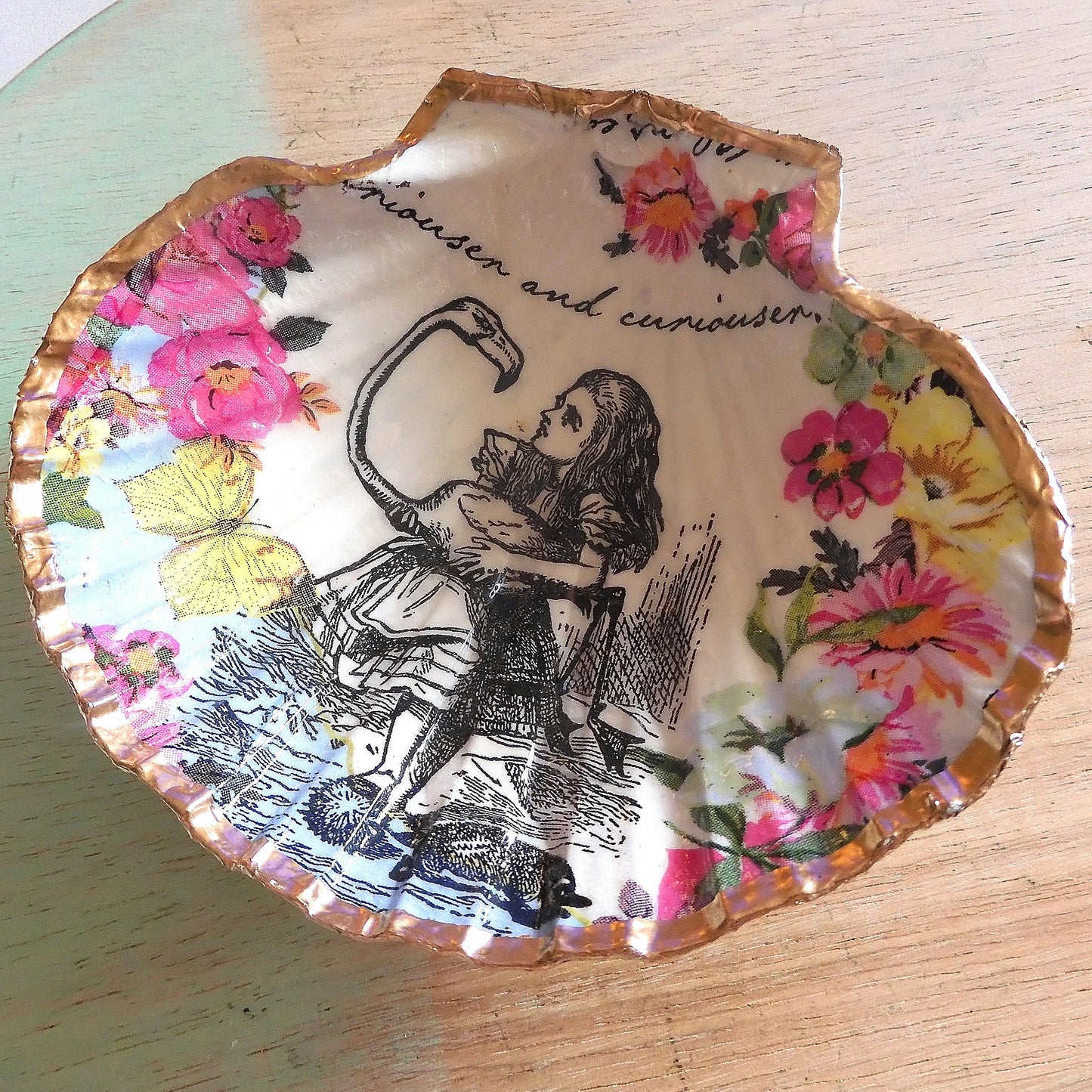 SCALLOP TRINKET DISH - 'ALICE IN WONDERLAND'