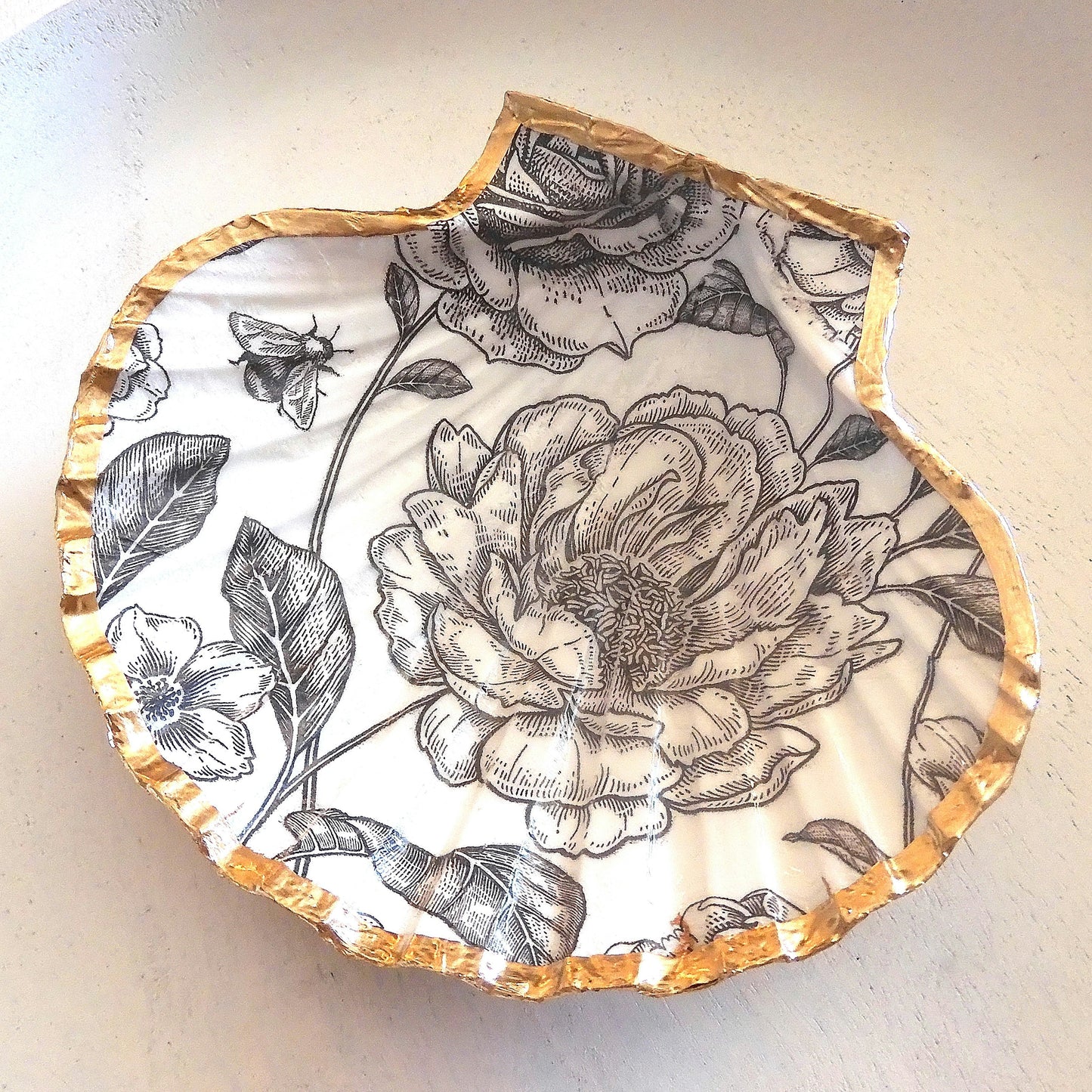 SCALLOP TRINKET DISH - 'EBONY & IVORY' ROSE