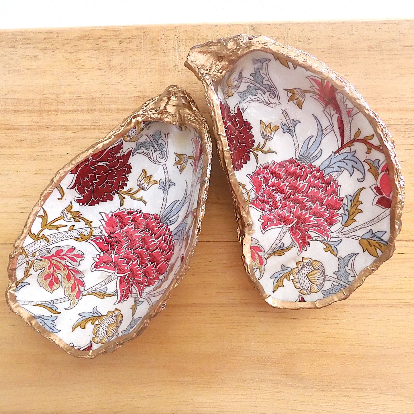 OYSTER SHELL TRINKET DISH XL - WILLIAM MORRIS RED