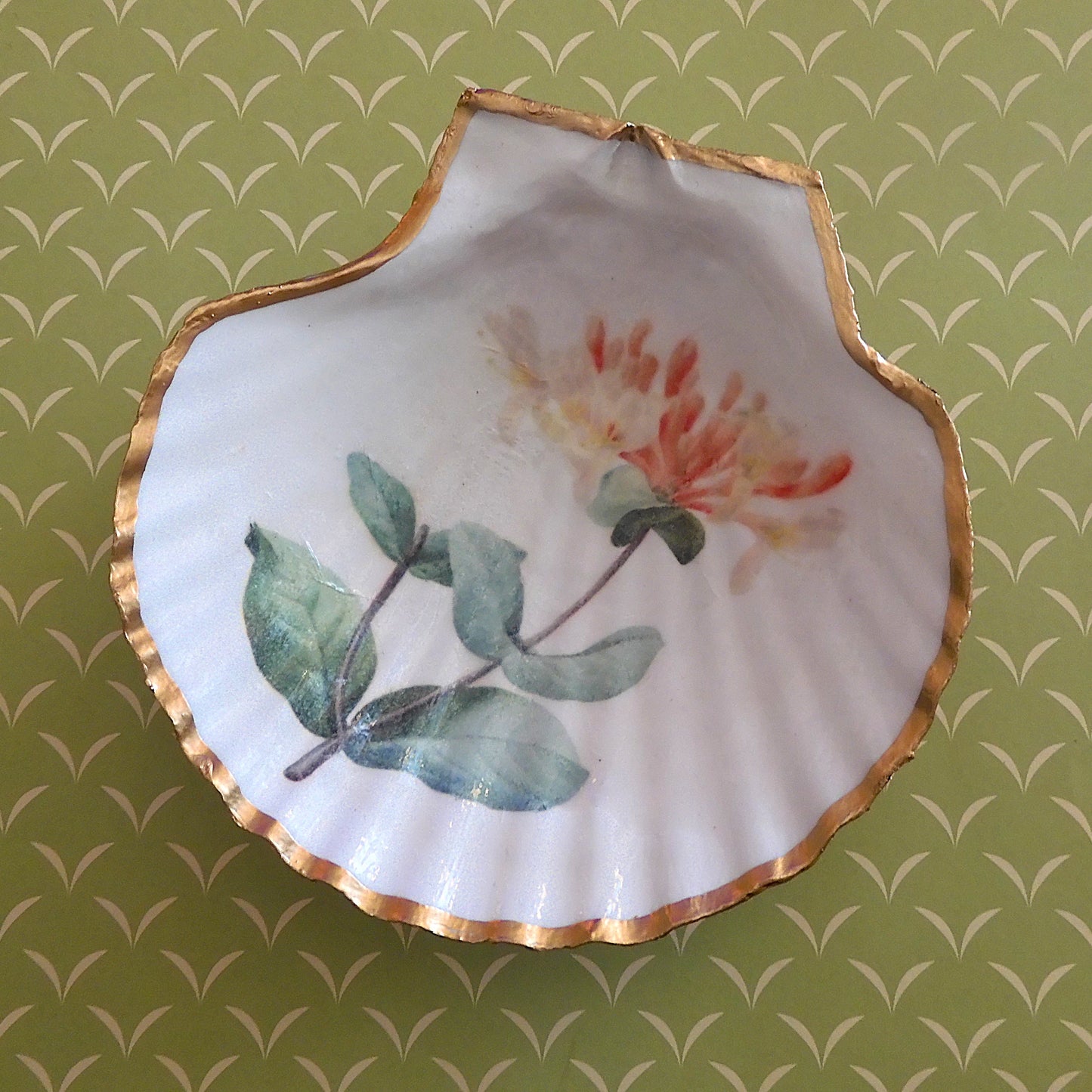SCALLOP TRINKET DISH 'HONEYSUCKLE'
