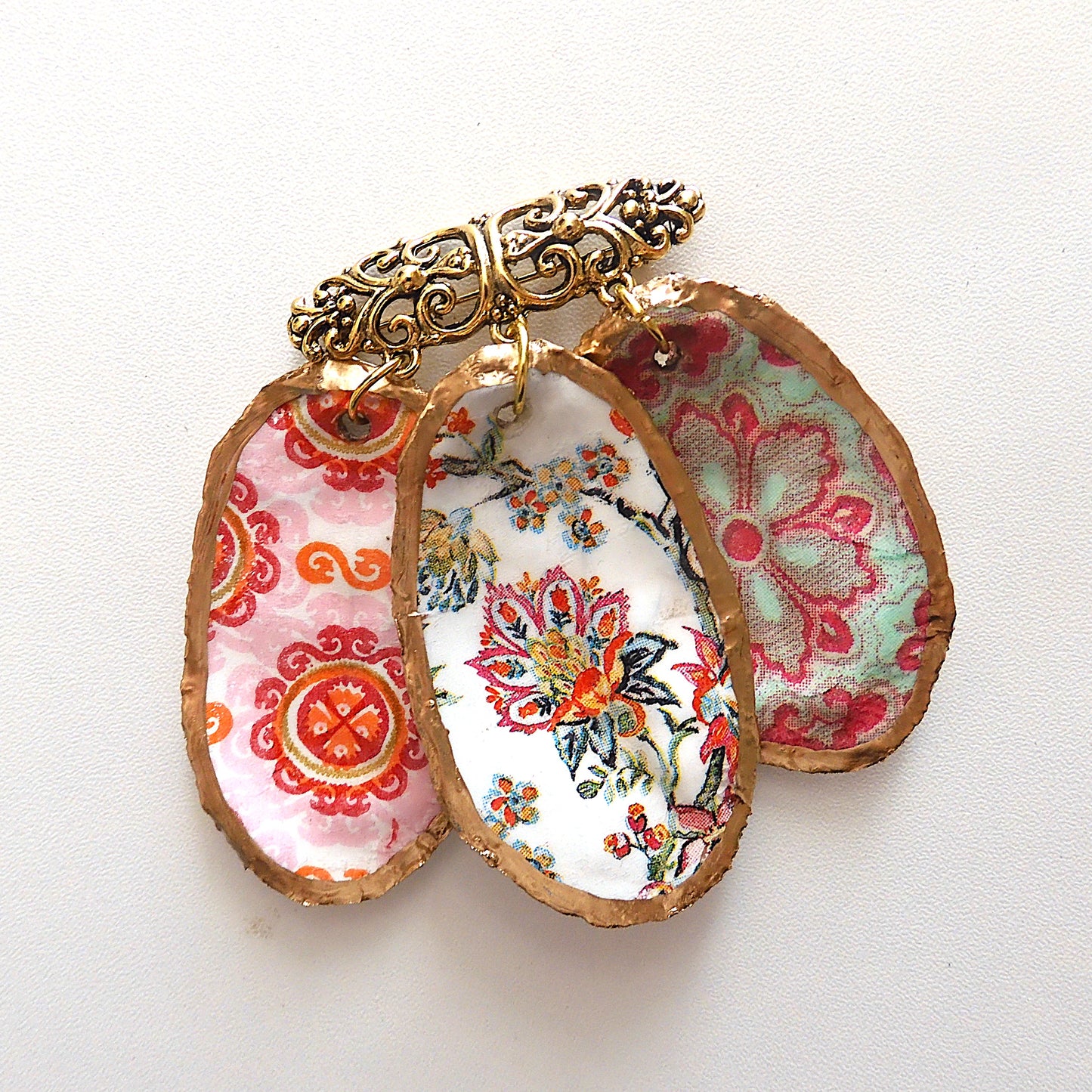 OYSTER SHELL QUIRKY PENDANT BROOCH - SHABBY CHIC