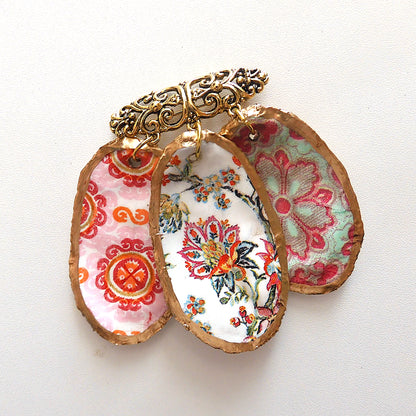 OYSTER SHELL QUIRKY PENDANT BROOCH - SHABBY CHIC