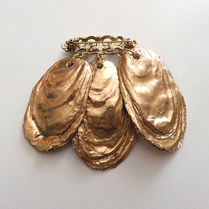 OYSTER SHELL QUIRKY PENDANT BROOCH - SHABBY CHIC