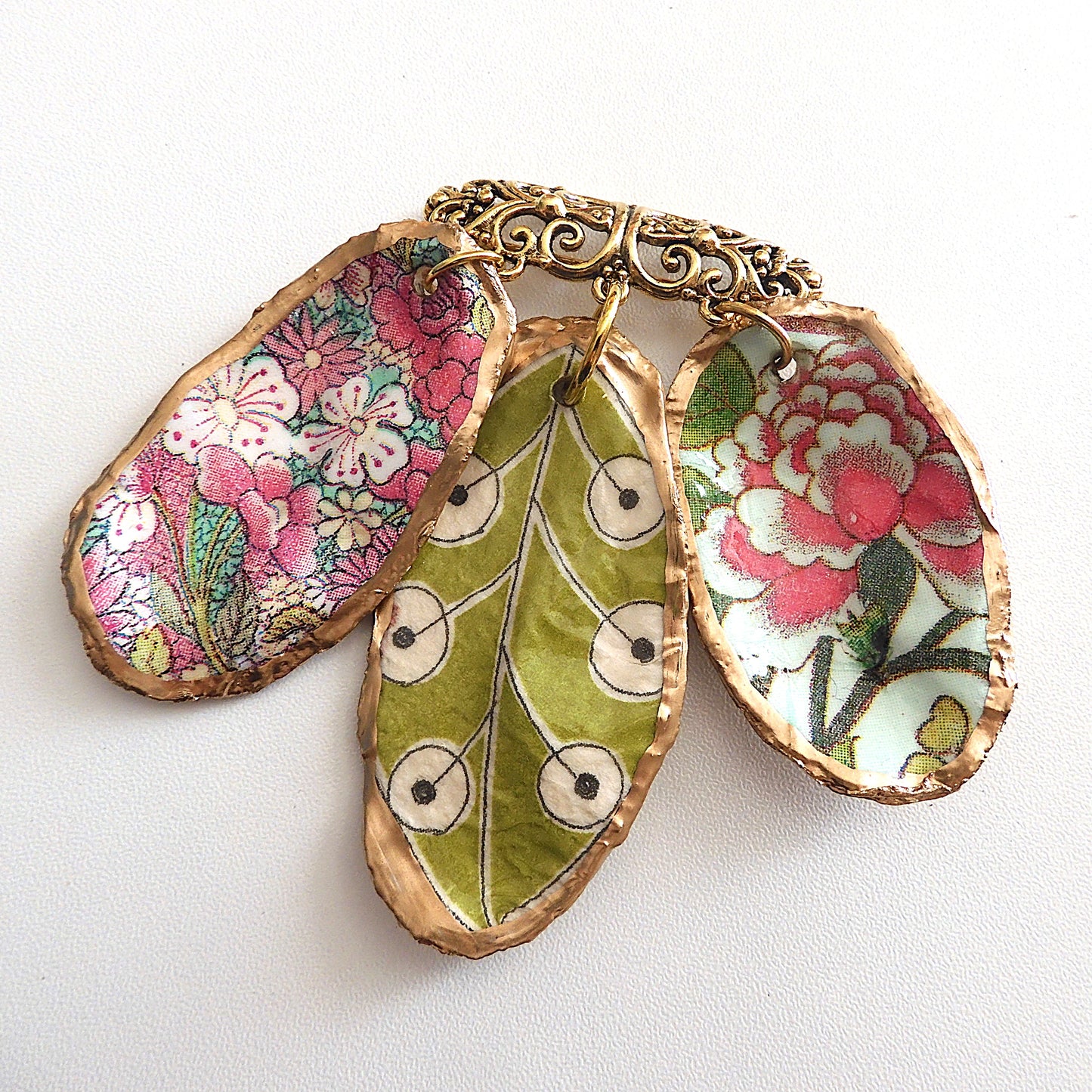 OYSTER SHELL QUIRKY PENDANT BROOCH - ORIENTAL VIBES