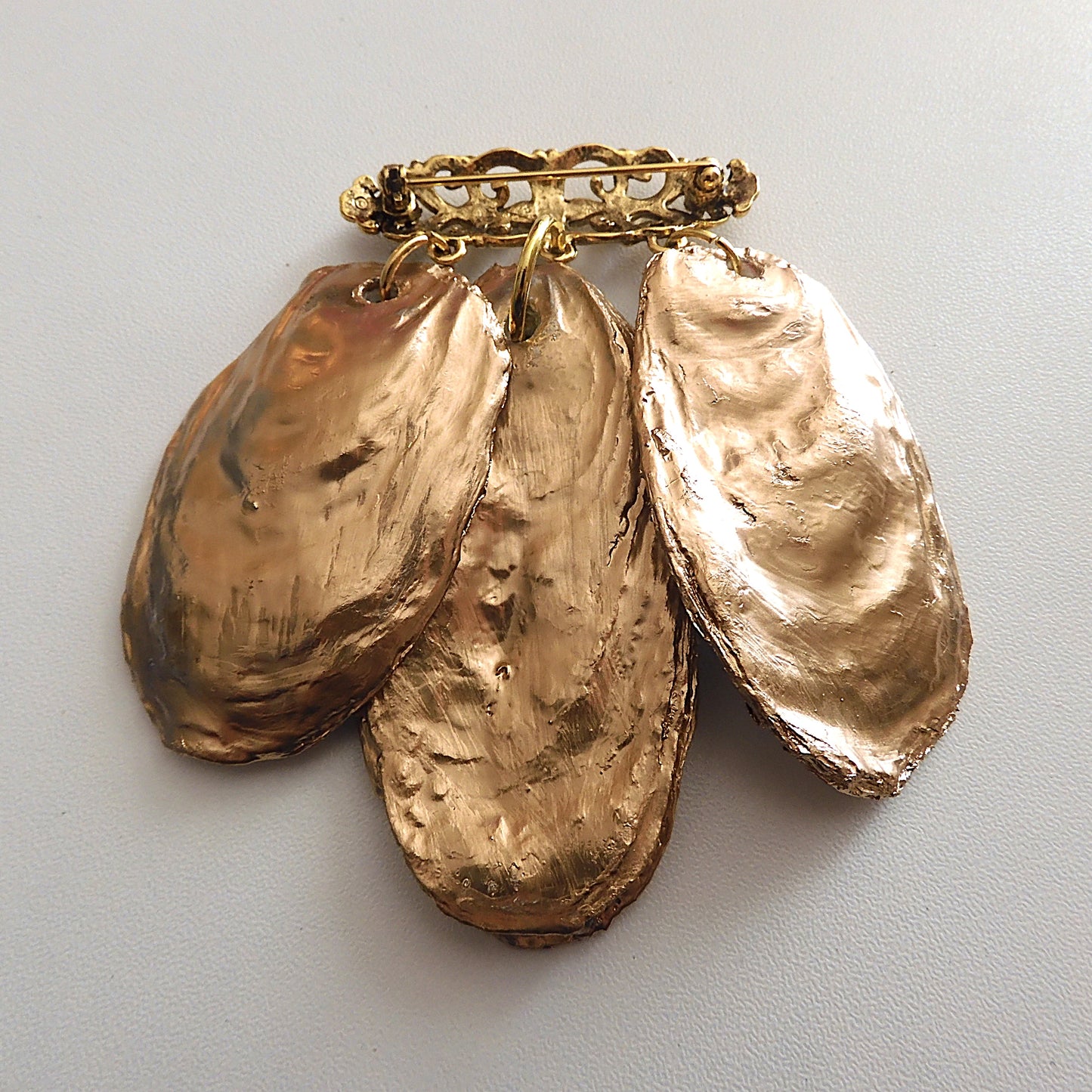 OYSTER SHELL QUIRKY PENDANT BROOCH - ORIENTAL VIBES