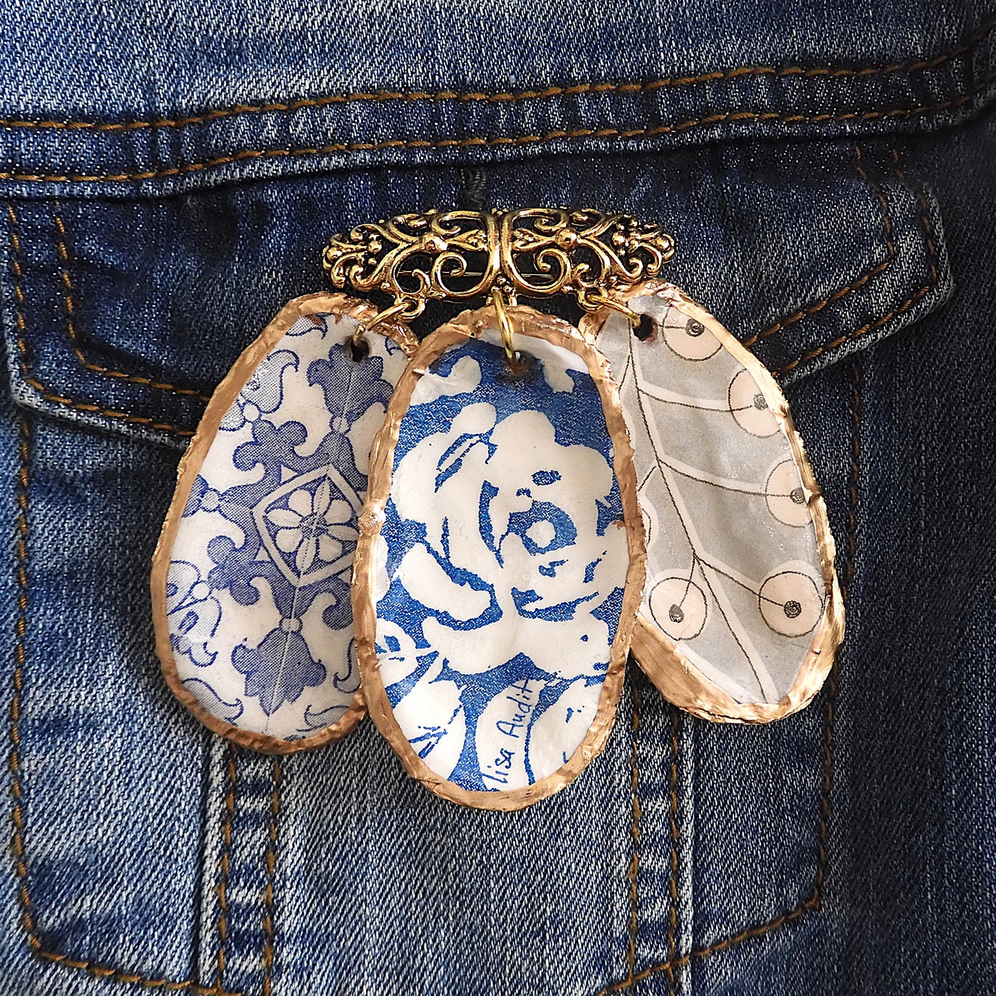 OYSTER SHELL QUIRKY PENDANT BROOCH - BLUE BAYOU