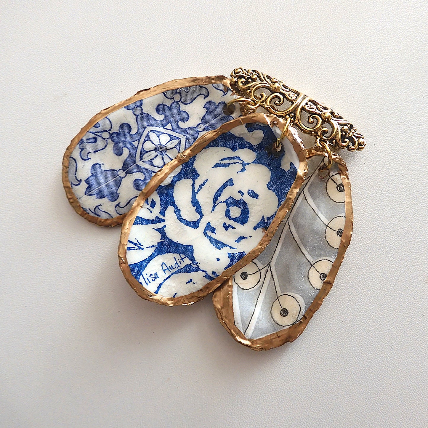 OYSTER SHELL QUIRKY PENDANT BROOCH - BLUE BAYOU