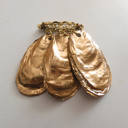 OYSTER SHELL QUIRKY PENDANT BROOCH - BLUE BAYOU