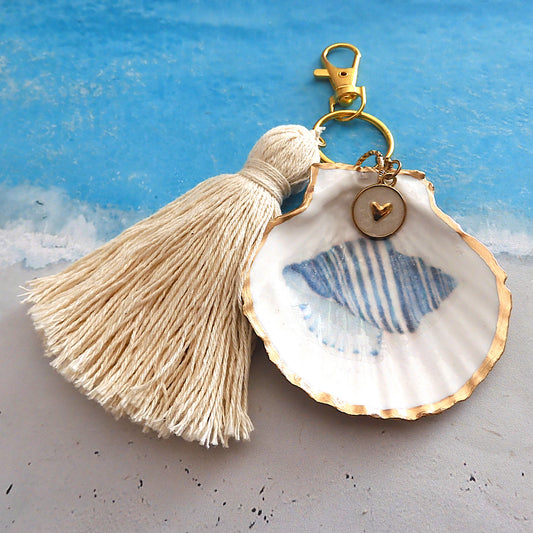 GOLD TASSEL KEYRING WITH SCALLOP SHELL CHARM - Conus Shell