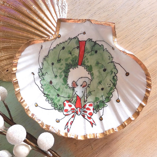 'TWAS THE NIGHT BEFORE CHRISTMAS' Scallop Shell with Mouse and Red Polka Dot Bow
