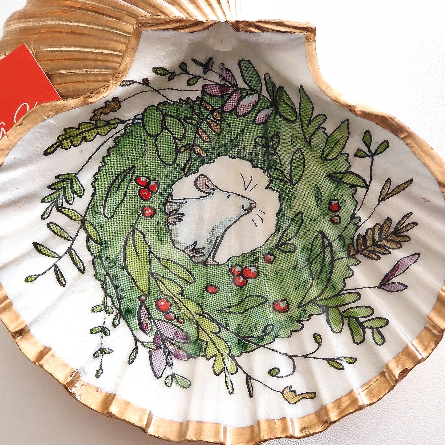 'TWAS THE NIGHT BEFORE CHRISTMAS' Scallop Shell with Mouse in Wreath