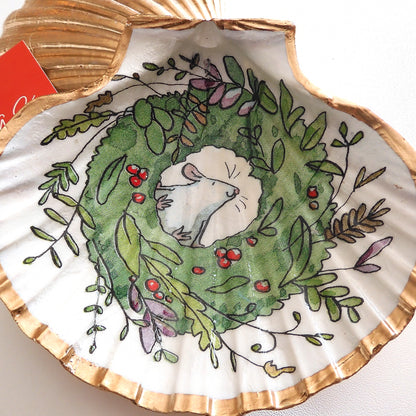 'TWAS THE NIGHT BEFORE CHRISTMAS' Scallop Shell with Mouse in Wreath
