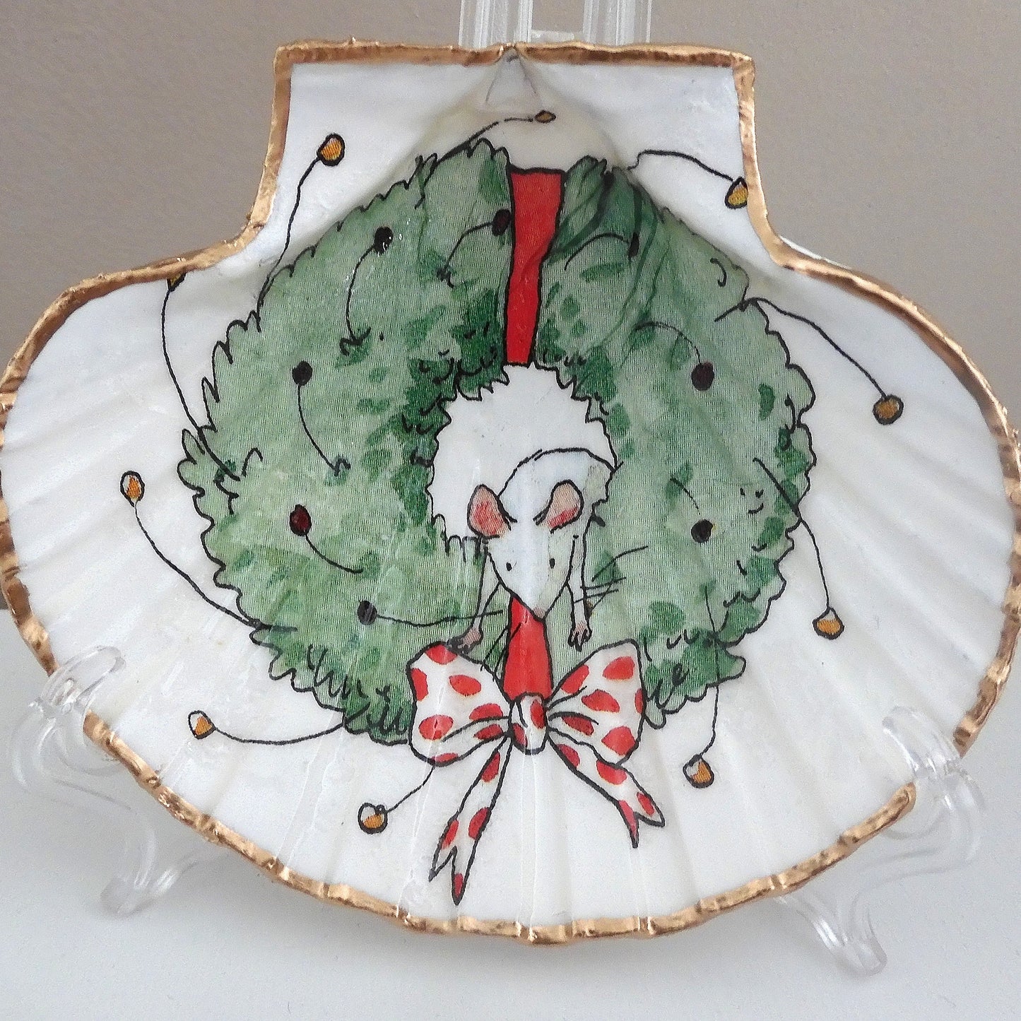 'TWAS THE NIGHT BEFORE CHRISTMAS' Scallop Shell with Mouse and Red Polka Dot Bow