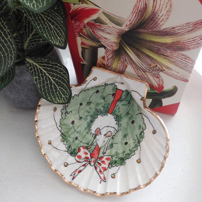'TWAS THE NIGHT BEFORE CHRISTMAS' Scallop Shell with Mouse and Red Polka Dot Bow