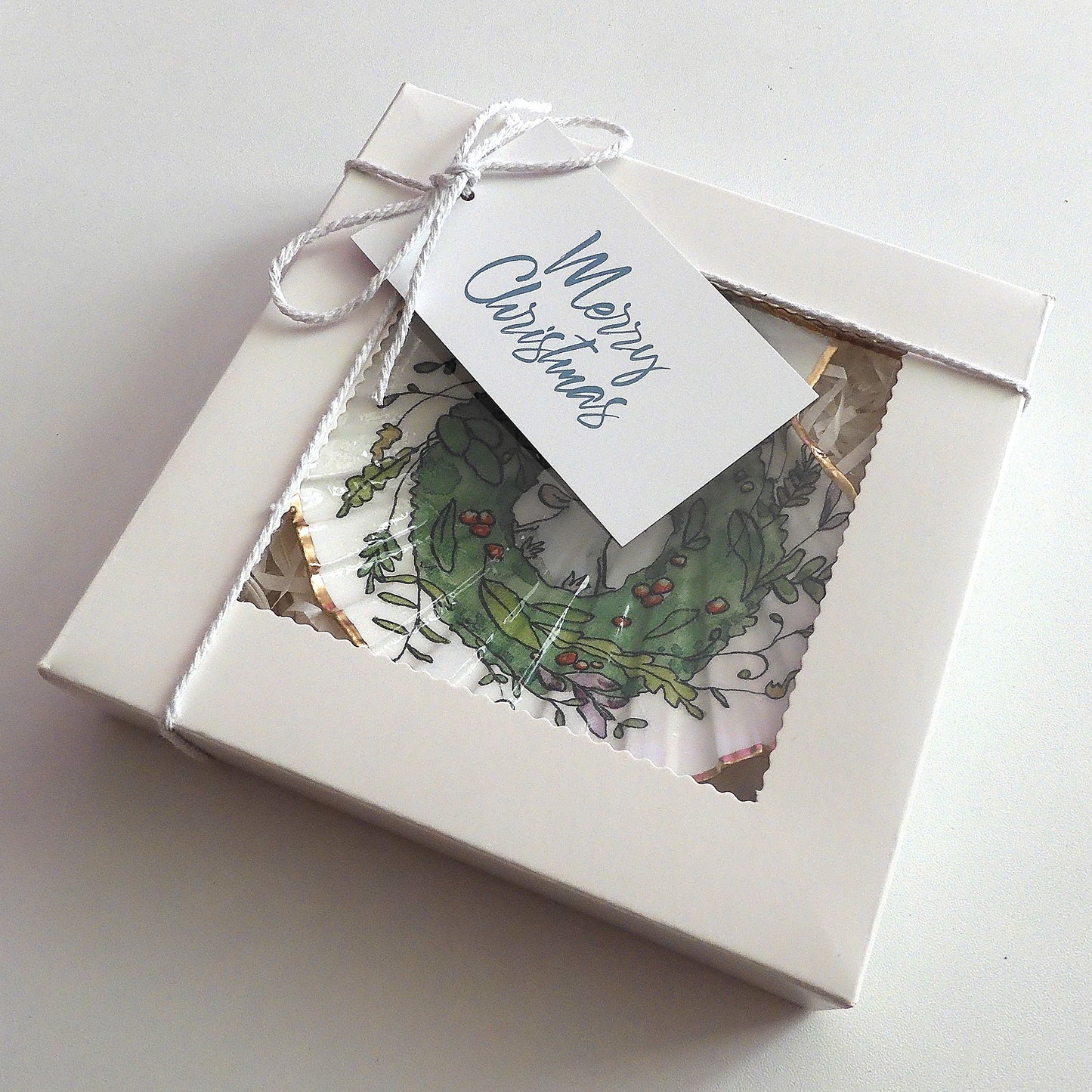 'TWAS THE NIGHT BEFORE CHRISTMAS' Scallop Shell with Mouse and Red Polka Dot Bow