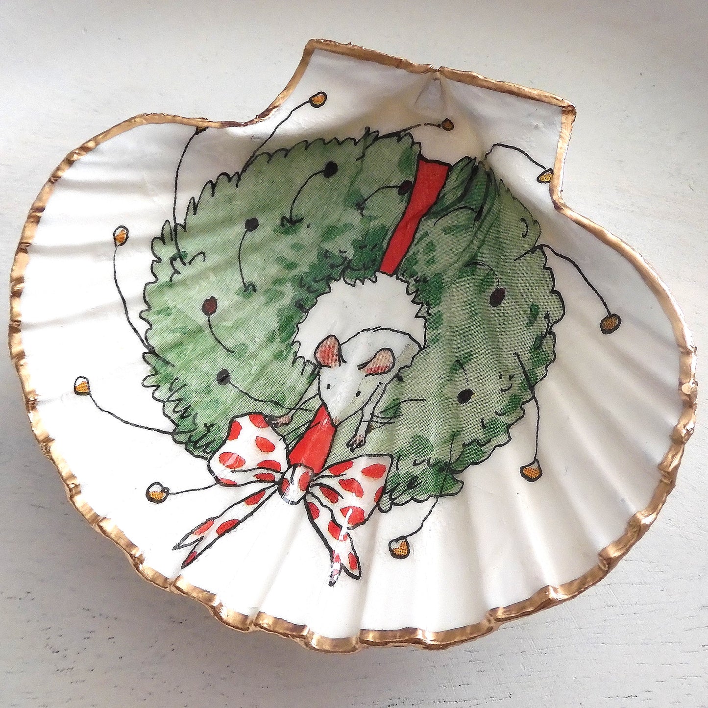 'TWAS THE NIGHT BEFORE CHRISTMAS' Scallop Shell with Mouse and Red Polka Dot Bow