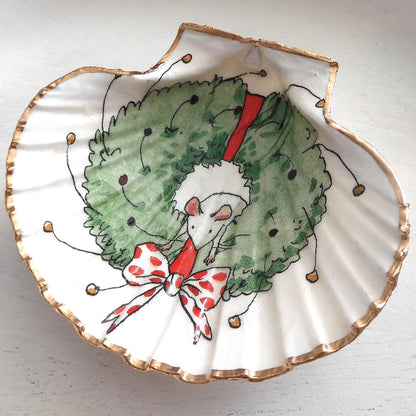 'TWAS THE NIGHT BEFORE CHRISTMAS' Scallop Shell with Mouse and Red Polka Dot Bow