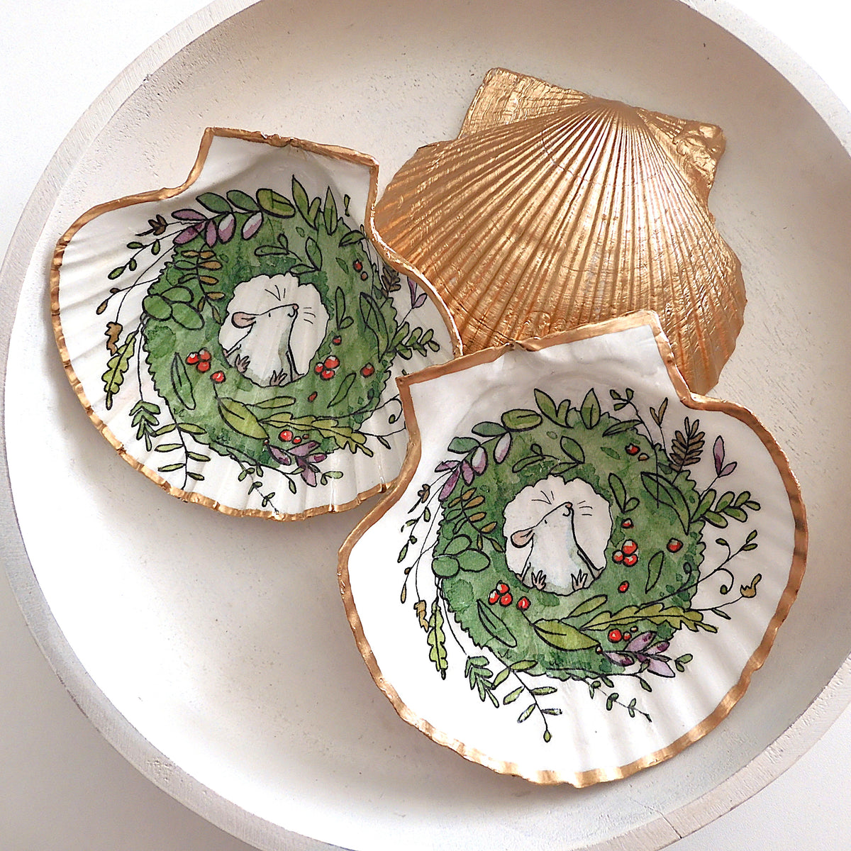 'TWAS THE NIGHT BEFORE CHRISTMAS' Scallop Shell with Mouse in Wreath
